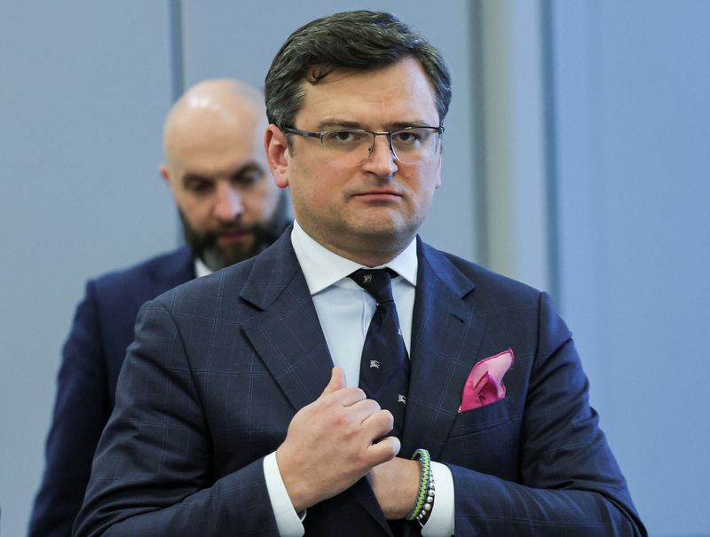 Ukraine's top diplomat meets U.S. Secretary of State, touts more weapon supplies