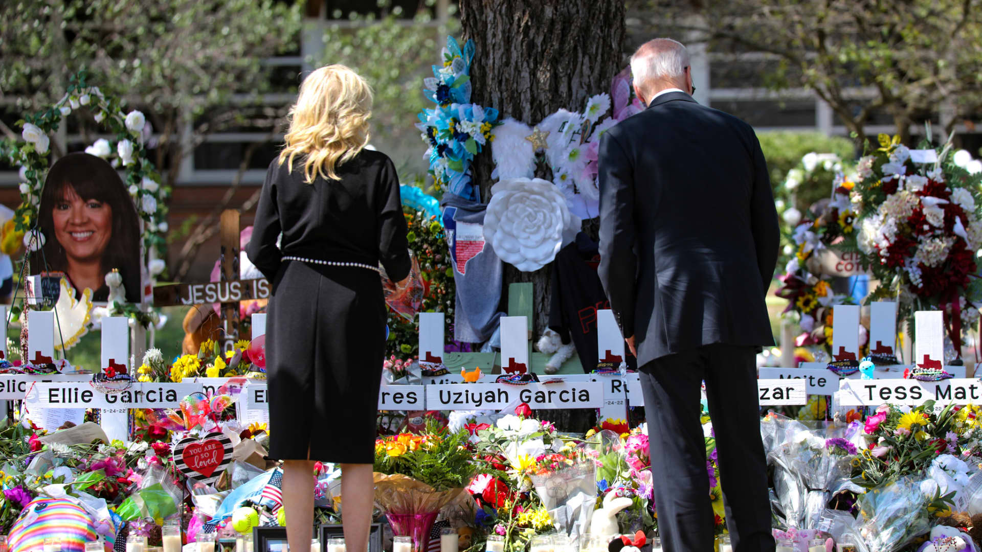 Biden calls on Congress to act on gun control
