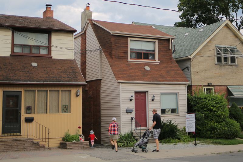 Bank of Canada sees growing risk from highly-indebted households