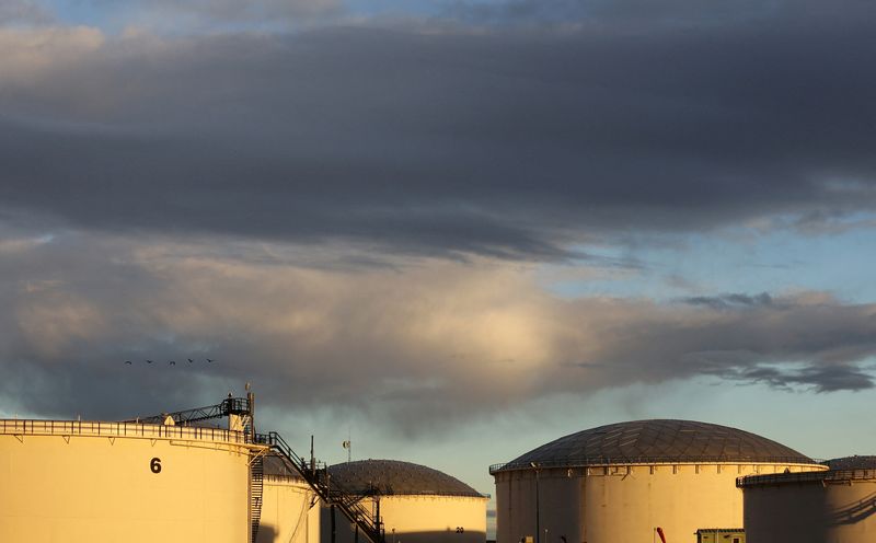 Pipelines unclogged, but Canadian crude now faces U.S. Gulf Coast glut