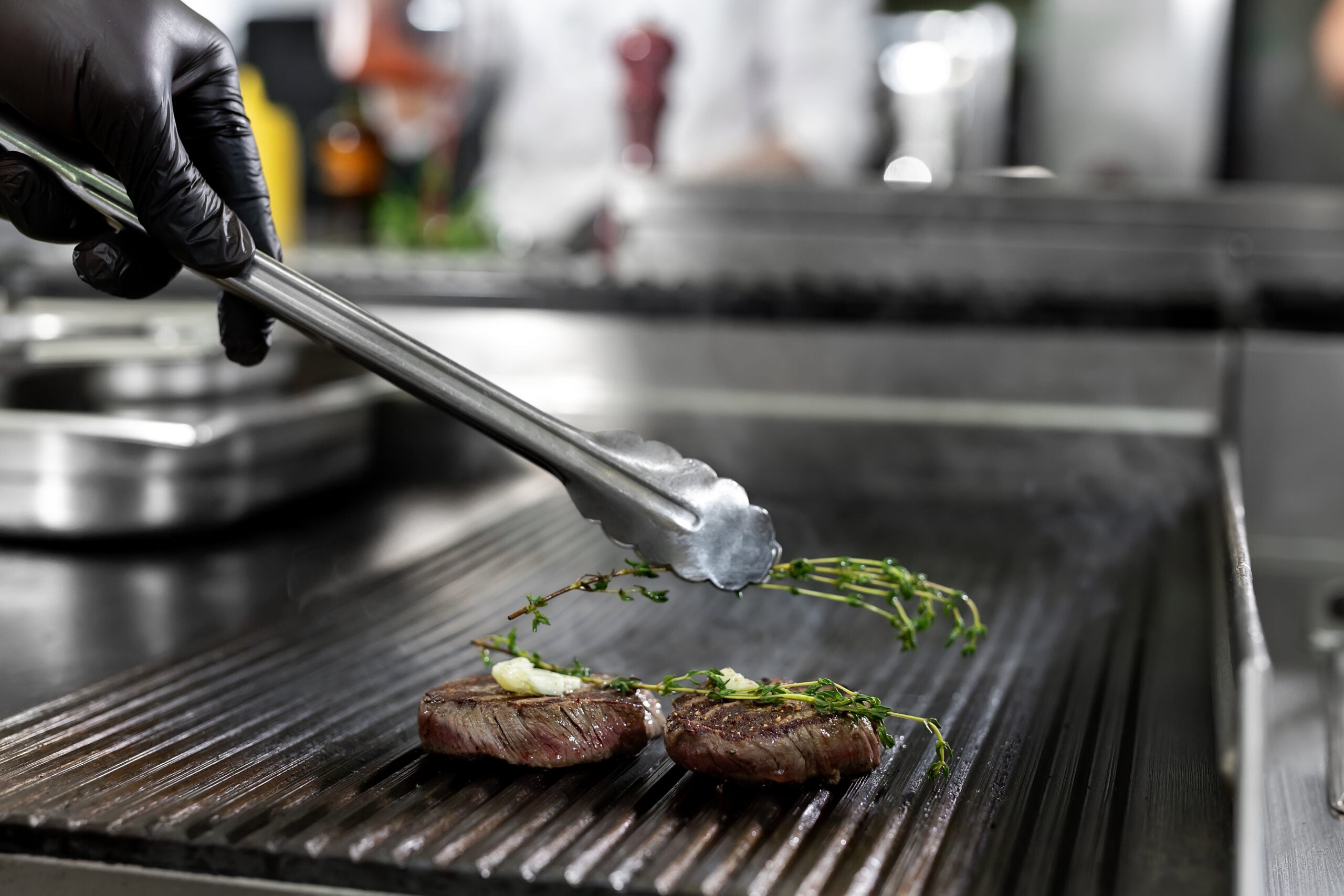 Sizing Up: How to Choose the Right Commercial Grill Capacity for Peak Hours